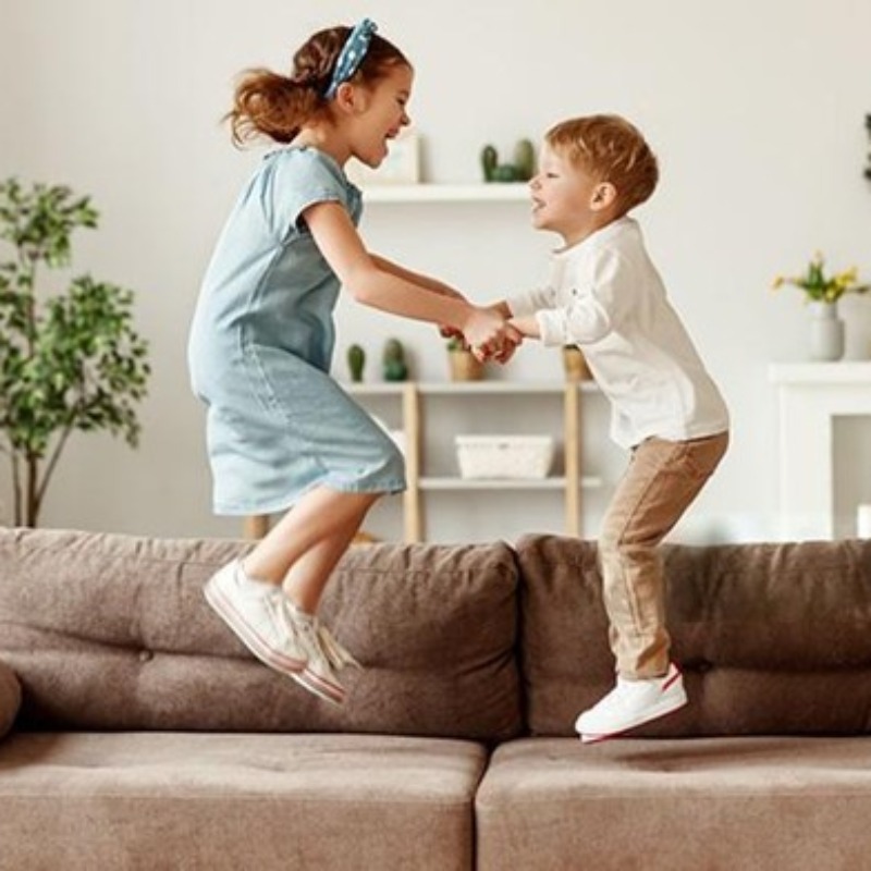 وقتی بچه کوچک دارید، کدام پارچه مبلی کمتر شما را اذیت می‌کند؟